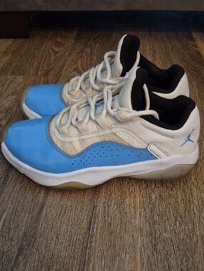 Jordan 11 CMFT UNC Low-Top Sneakers in Blue & White Kids Sz 4.5y